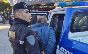 Tensión en pleno centro de Carlos Paz: Vendedores de medias agredieron a inspectoras municipales