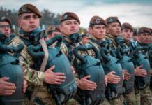 Ajuste en las Fuerzas Armadas: El Gobierno autoriza a los militares a trabajar como Uber, repartidores o en seguridad privada