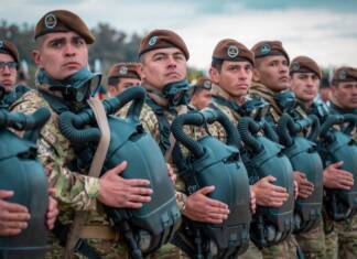 Ajuste en las Fuerzas Armadas: El Gobierno autoriza a los militares a trabajar como Uber, repartidores o en seguridad privada