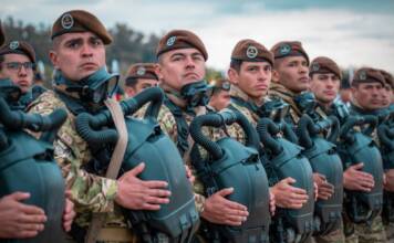 Ajuste en las Fuerzas Armadas: El Gobierno autoriza a los militares a trabajar como Uber, repartidores o en seguridad privada