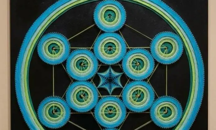 El arte de tensar hilos y de geometría sagrada: Victoria Blume presenta su muestra de hilogramas en Carlos Paz