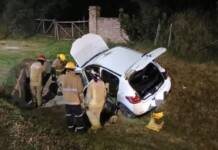 Un auto se despistó tras explotar un celular que estaba cargando