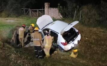 Un auto se despistó tras explotar un celular que estaba cargando