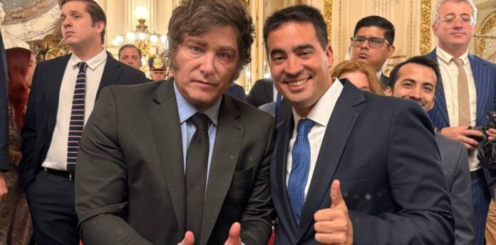 Adrián Ravier es el nuevo vocero presidencial y Adorni aguanta en la Jefatura de Gabinete