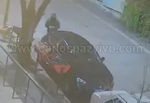Video: En pocos segundos desvalijaron un auto estacionado muy cerca del Cu-Cú