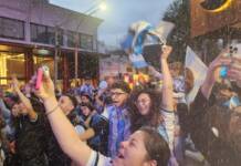 Locura por la hazaña de Argentina ante Inglaterra: Los festejos en Carlos Paz (fotos y videos)