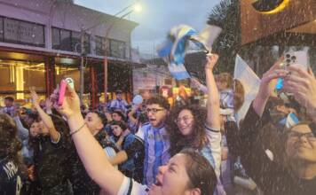 Locura por la hazaña de Argentina ante Inglaterra: Los festejos en Carlos Paz (fotos y videos)