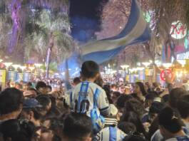 Carlos Paz: los rostros de la alegría en los festejos por el triunfo de Argentina ante Inglaterra
