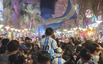 Carlos Paz: los rostros de la alegría en los festejos por el triunfo de Argentina ante Inglaterra