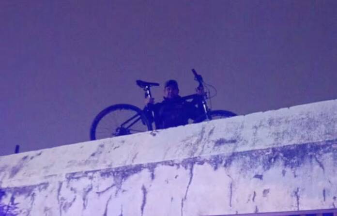 Córdoba: Huía por los techos con una bici robada y agredió a un policía