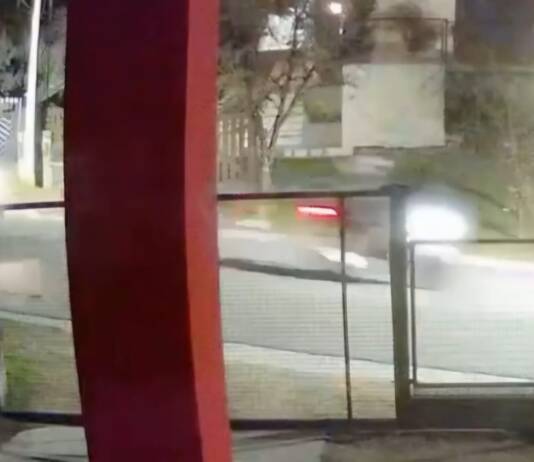 Violento robo en el centro de Carlos Paz: la tiraron de la moto para robársela cuando volvía de trabajar