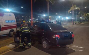 Iban en un auto, chocaron contra una columna en el centro de Carlos Paz y sufrieron graves heridas