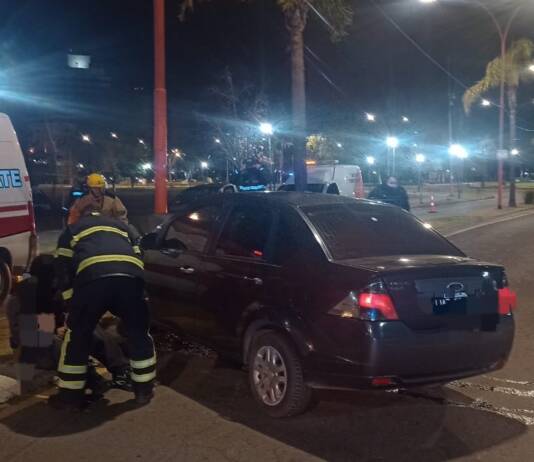 Iban en un auto, chocaron contra una columna en el centro de Carlos Paz y sufrieron graves heridas