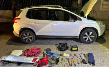 Fuga en la noche: abandonan un auto robado con pedido de secuestro y kit para violentar alarmas en Carlos Paz