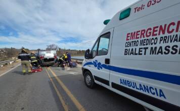 Una mujer sufrió lesiones tras volcar con su auto en el Puente Las Mojarras
