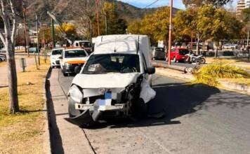 Sufrió un desperfecto mecánico y chocó contra una palmera en la costanera de Carlos Paz