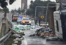 Las imágenes del camión con gaseosas que volcó en la entrada a Carlos Paz