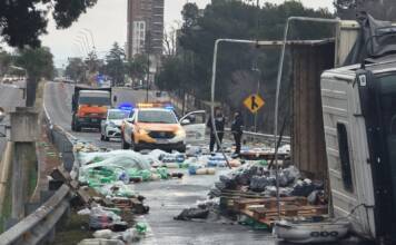 Las imágenes del camión con gaseosas que volcó en la entrada a Carlos Paz