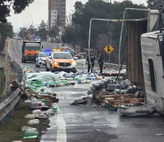 Las imágenes del camión con gaseosas que volcó en la entrada a Carlos Paz
