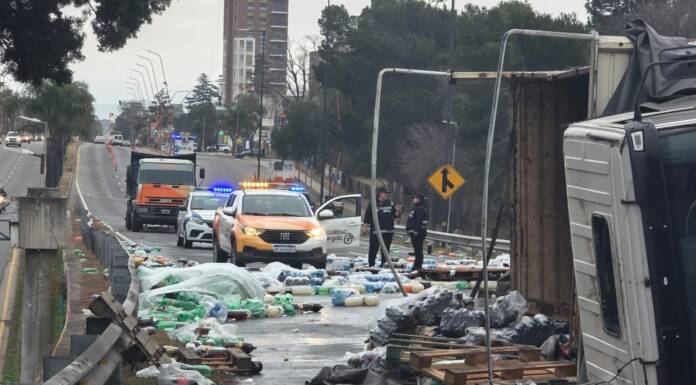 Las imágenes del camión con gaseosas que volcó en la entrada a Carlos Paz