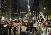 Terminó el sueño y los argentinos salieron a saludar a su selección a Messi