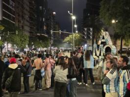 Terminó el sueño y los argentinos salieron a saludar a su selección a Messi
