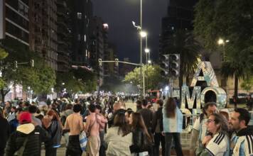 Terminó el sueño y los argentinos salieron a saludar a su selección a Messi