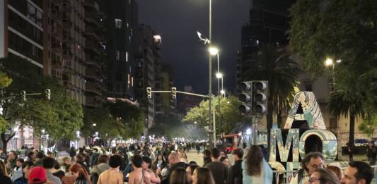 Terminó el sueño y los argentinos salieron a saludar a su selección a Messi