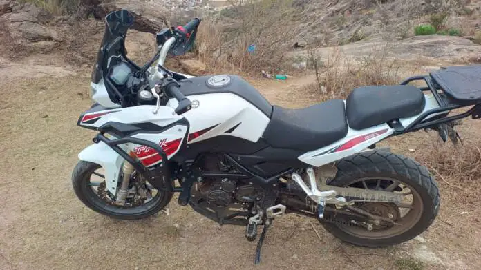 Hallan una motocicleta robada en un descampado en barrio Colinas