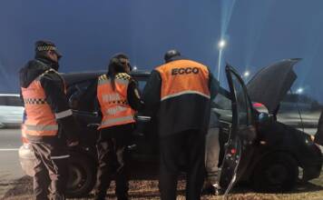 Viajaba hacia el hospital con trabajo de parto, se le rompió el auto y dio a luz a su bebé con ayuda de la Policía