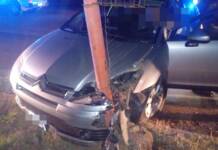 Perdió el control de su auto y chocó contra un poste en Las Ensenadas