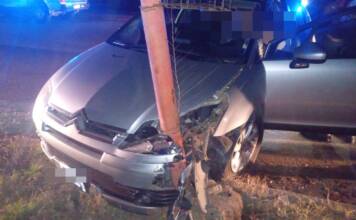 Perdió el control de su auto y chocó contra un poste en Las Ensenadas