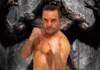 El concejal Ganni Bochetti sale al ring a pelear con un león estampado en su bata de boxeo