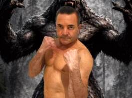 El concejal Ganni Bochetti sale al ring a pelear con un león estampado en su bata de boxeo
