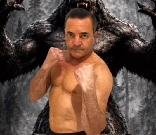 El concejal Ganni Bochetti sale al ring a pelear con un león estampado en su bata de boxeo