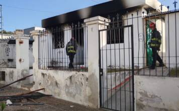 Voraz incendio destruyó una vivienda en Córdoba: dos personas con graves quemaduras