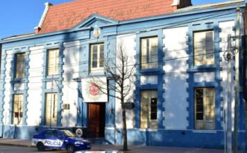 Detuvieron a un comisario por agredir a dos presos esposados en Villa del Rosario