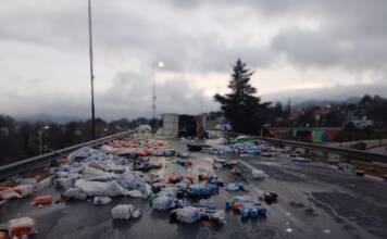 Camión sin frenos volcó en el ingreso a Carlos Paz: el chofer resultó herido