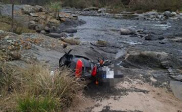 Encontraron tirada en la costa del río San Antonio la moto que robaron a una mujer en Carlos Paz
