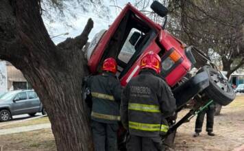 Rescatan a un hombre atrapado tras un violento choque de un camión contra un árbol