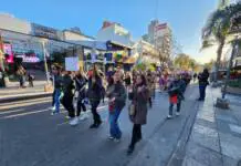 Marcha por los casos de abusos en el jardín parroquial: familias reclamaron respuestas frente a la Iglesia del Centro