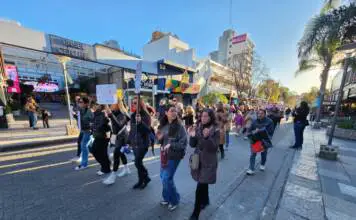 Marcha por los casos de abusos en el jardín parroquial: familias reclamaron respuestas frente a la Iglesia del Centro