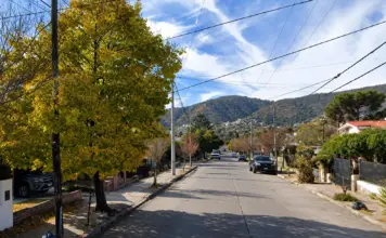 Carlos Paz: Chocó con una mujer, se bajó, la golpeó en el rostro y escapó