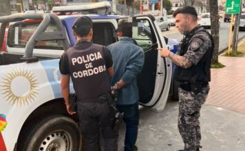 Temerario: Le arrojó una baldosa a una mujer para robarle la moto en Carlos Paz