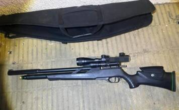 Peligro en Carlos Paz: Desenfundaron un rifle en el Centro y terminaron tras las rejas