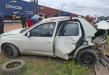 Milagro en las vías: Un tren de carga embistió a un auto y sus ocupantes se salvaron por segundos (video)