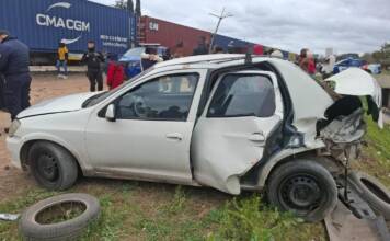 Milagro en las vías: Un tren de carga embistió a un auto y sus ocupantes se salvaron por segundos (video)