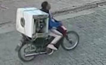 Carlos Paz: Robaron un lavarropas y se lo llevaron en una moto