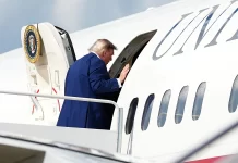 Por una presunta amenaza de Irán, trasladan a Trump en un camión contenedor de comida en un aeropuerto