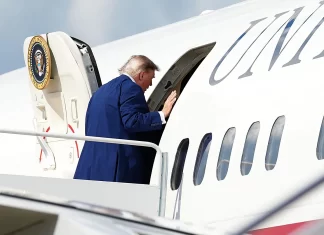 Por una presunta amenaza de Irán, trasladan a Trump en un camión contenedor de comida en un aeropuerto